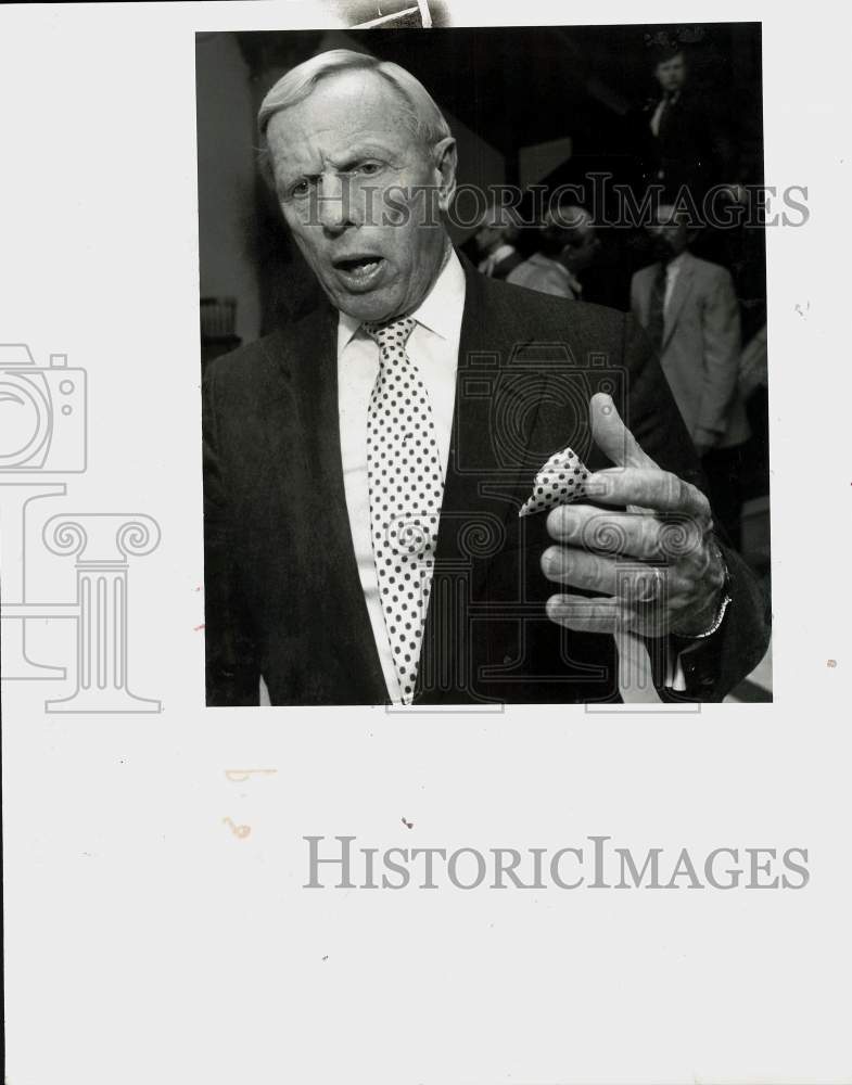 1990 Press Photo David Locke, Senate Minority Leader talks to the Press- Historic Images