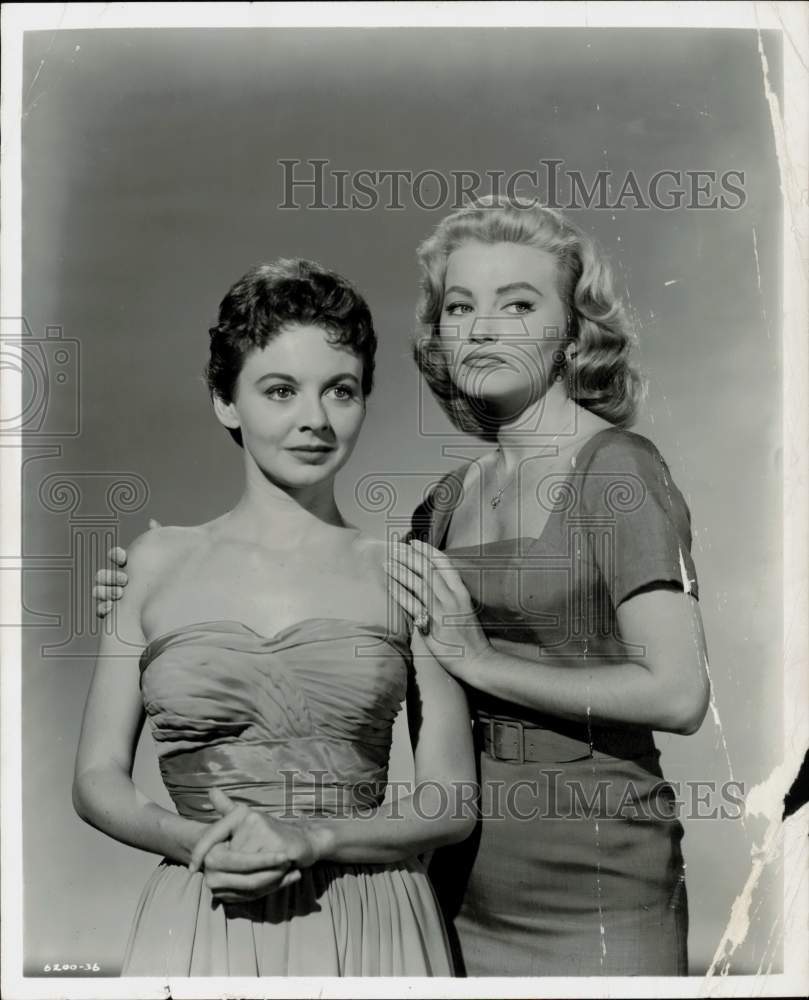 Press Photo Two beautiful actresses in a movie scene - lra04517- Historic Images