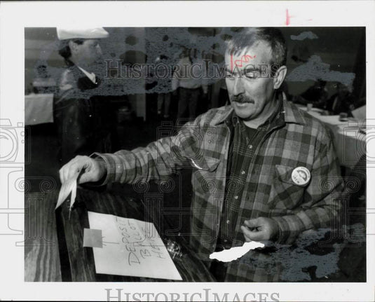 1989 Press Photo A telephone worker casts his ballot at Bayside Expo Center- Historic Images