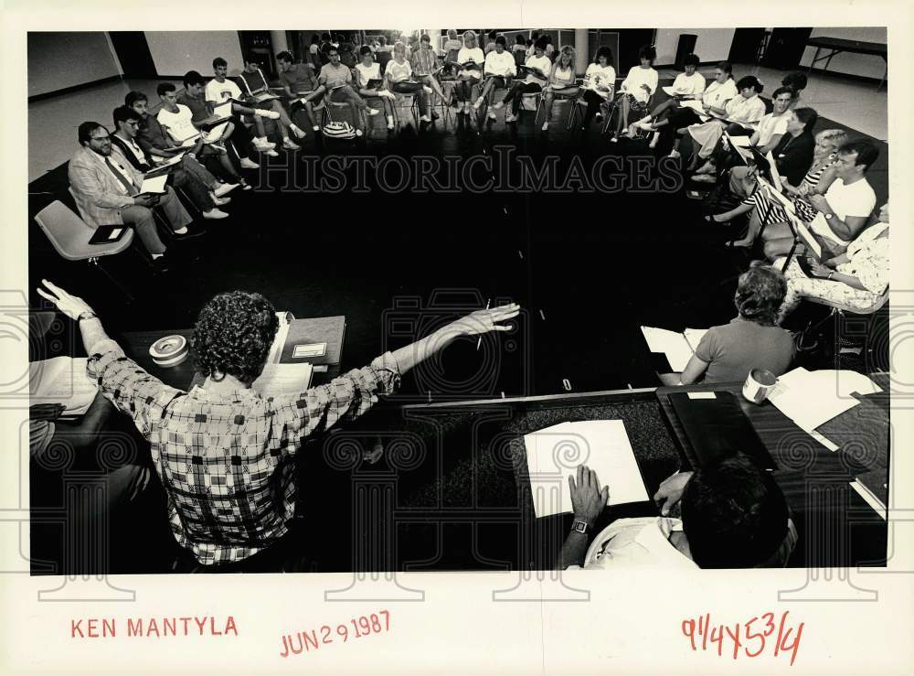 1987 Press Photo David Gately gestures during read-around of script with cast- Historic Images