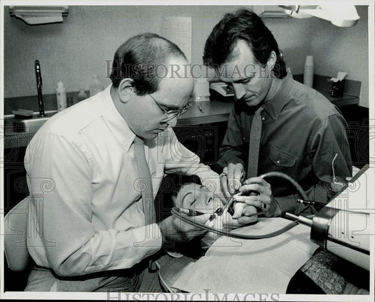 1982 Press Photo Ross Nash works on Elizabeth Murr as John Autry assists him- Historic Images