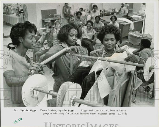 1983 Press Photo Women prepare clothing for Broward Prison fashion show- Historic Images
