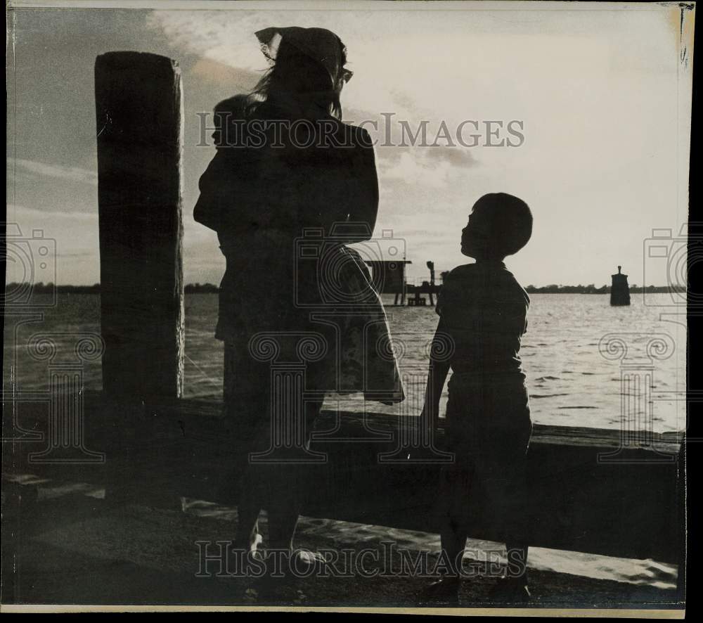 1966 Press Photo Mrs. Nicholson and her two children visiting a Hawaii pier- Historic Images