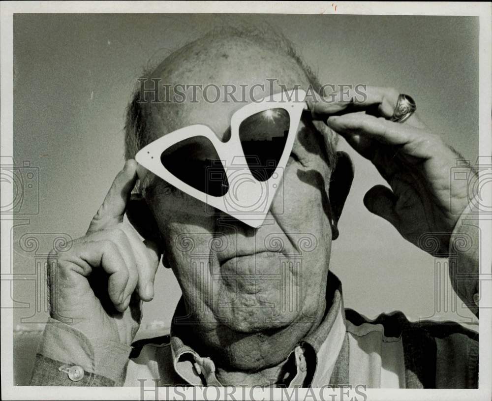 1966 Press Photo William J. Sowders wearing sunglasses - lra11272- Historic Images