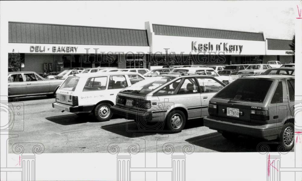 1988 Press Photo Parking area of Kash n&#39; Karry Supermarket in St. Petersburg- Historic Images