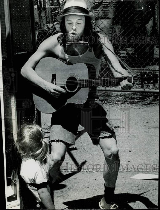 1974 Press Photo "Stale Bread" entertains a little girl at Fremont Street Fair- Historic Images