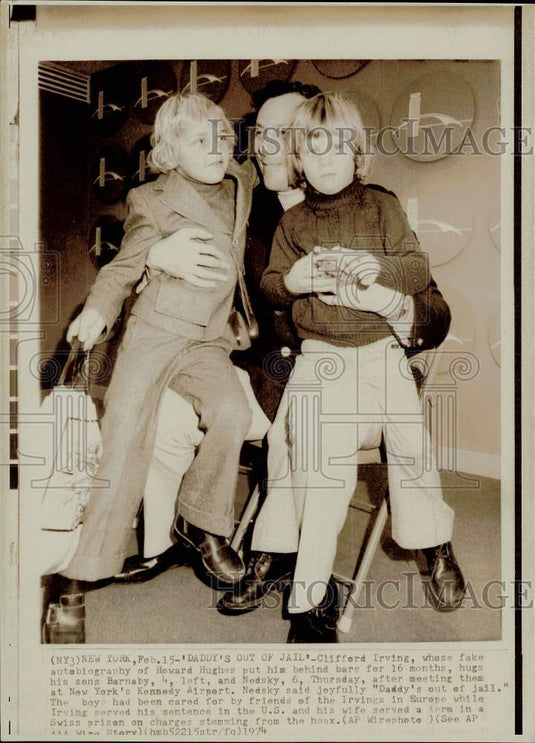 1974 Press Photo Clifford Irving hugs sons Barnaby & Nedsky in New York- Historic Images