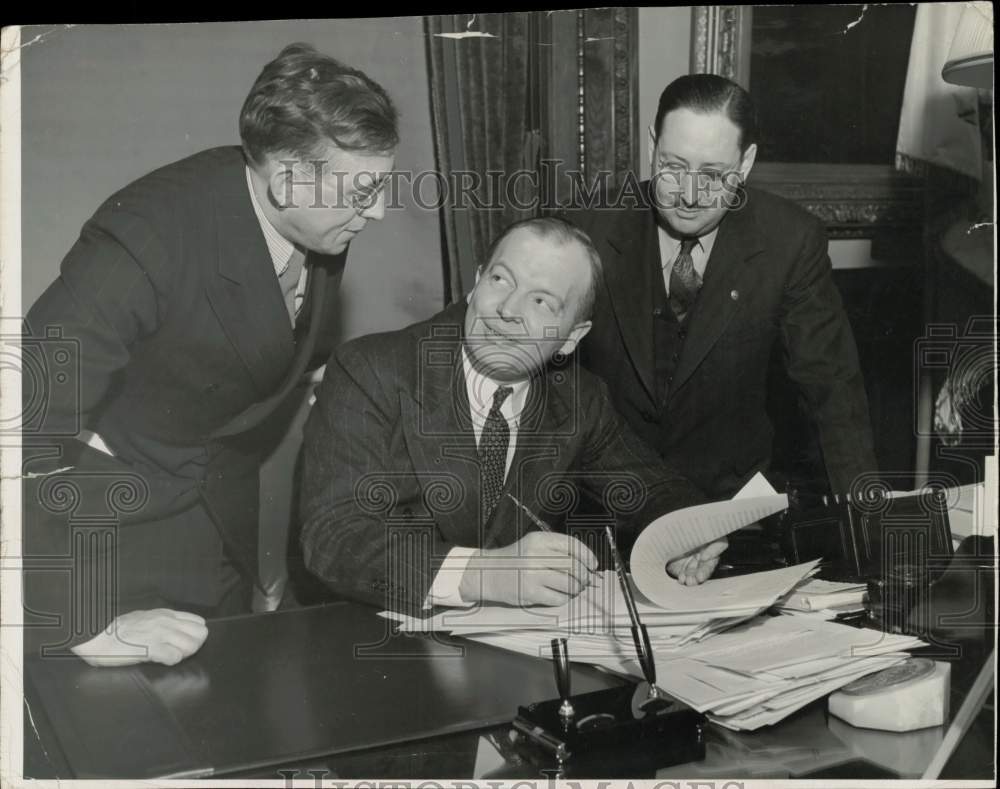 Press Photo Governor Harold Stassen Signing Labor Relations Act - lra15738- Historic Images
