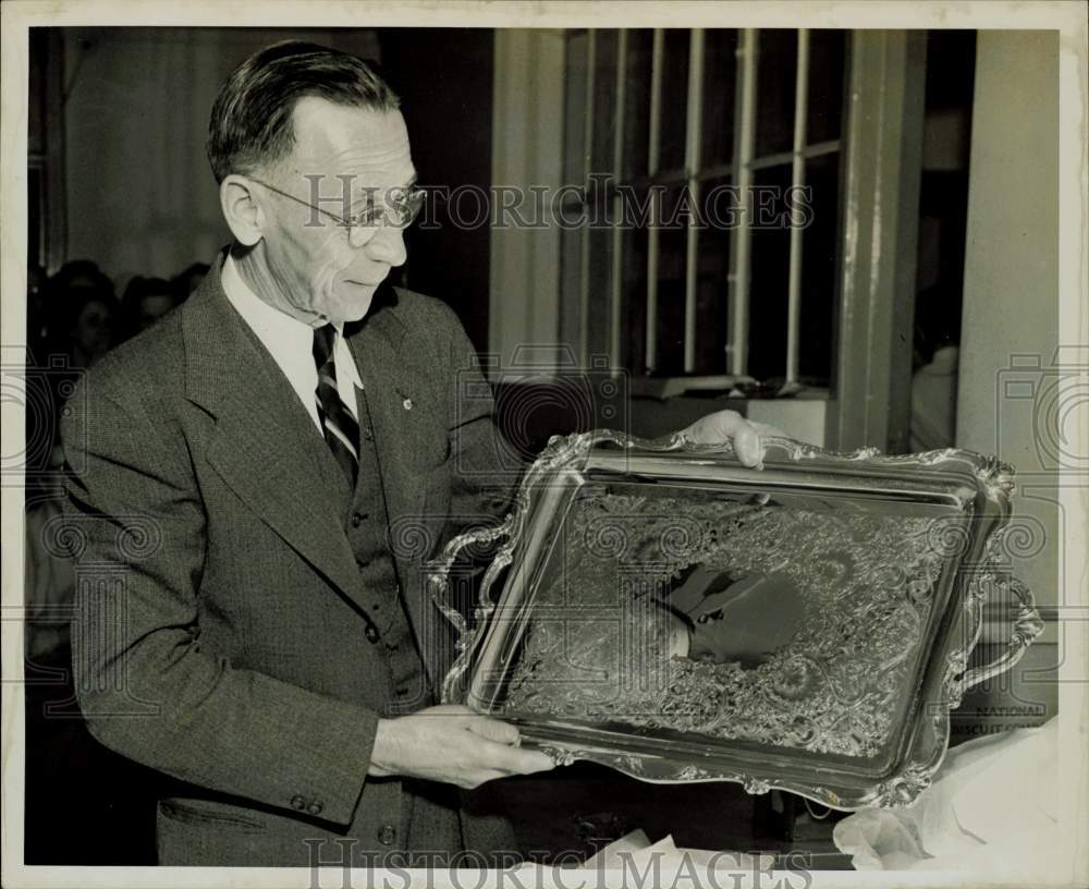 1950 Press Photo Homer E. Appelgate holding up a silver etched tray - lra16931- Historic Images