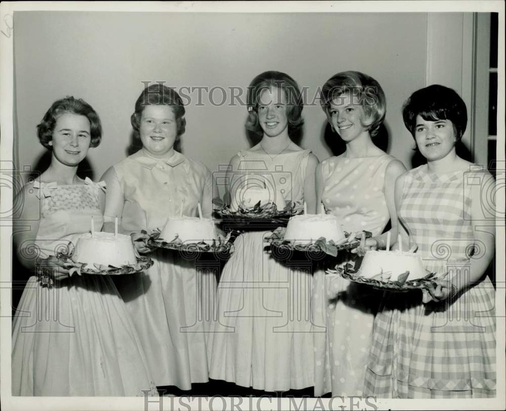 1962 Press Photo Ladies carry cakes for the Sunset Club&#39;s anniversary luncheon- Historic Images