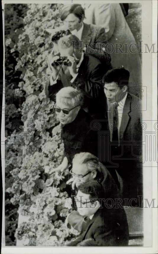 1968 Press Photo Xuan Thuy & Le Duc Tho of North Vietnam watch races near Paris- Historic Images