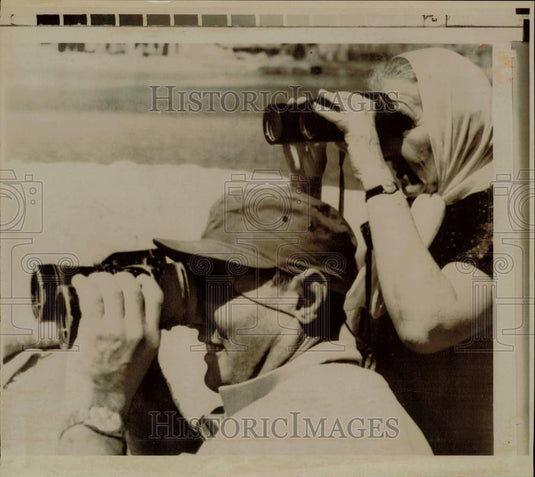 1970 Press Photo Israeli PM Golda Meir and Mosha Dayan inspect Suez Canal bank- Historic Images