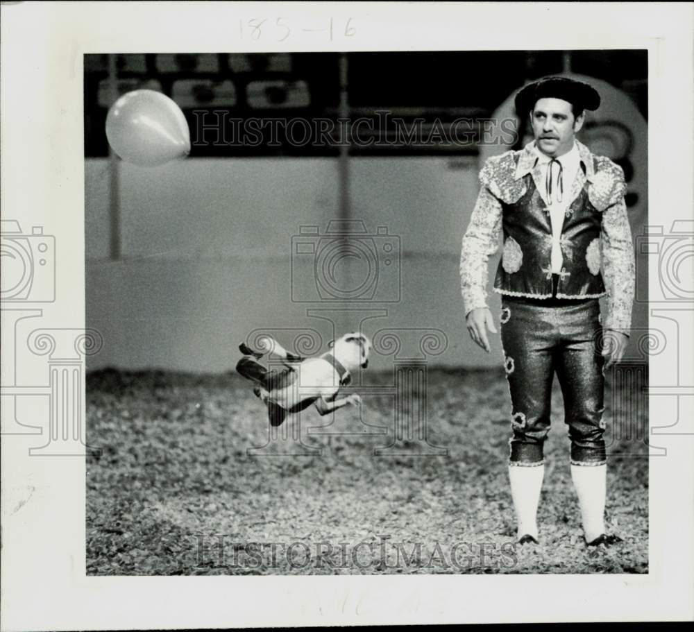 1977 Press Photo &quot;El Matador Elisio Tomasso and Shag&quot; Act at American Royal- Historic Images