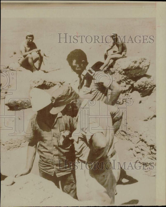 1970 Press Photo Moshe Dayan examines the remains of a synagogue at Samua- Historic Images