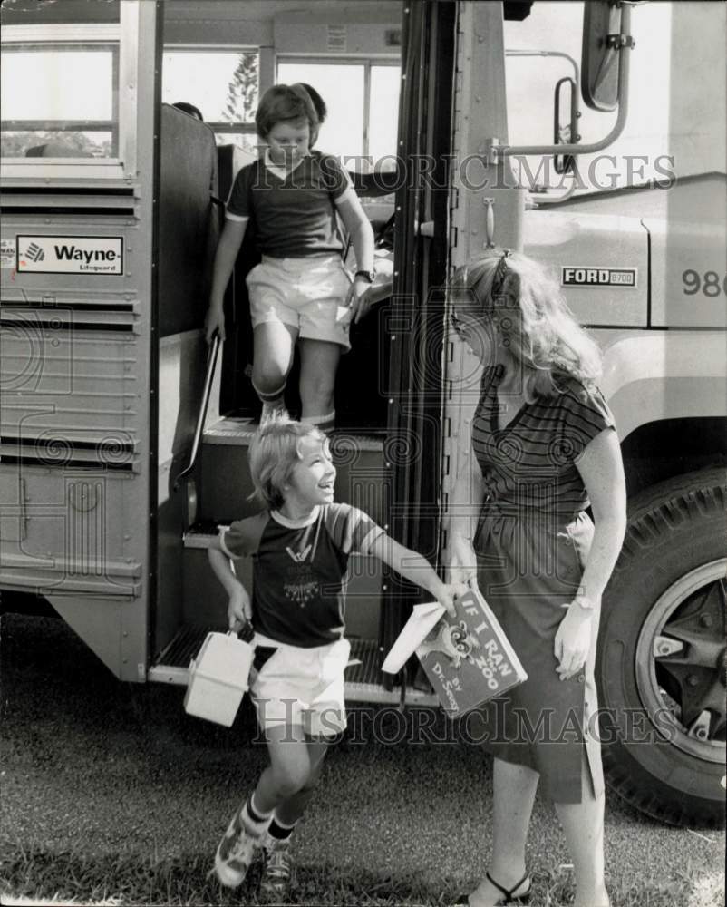 1980 Press Photo Mrs. Judy Zucker greets her sons at school bus in Dade, Florida- Historic Images