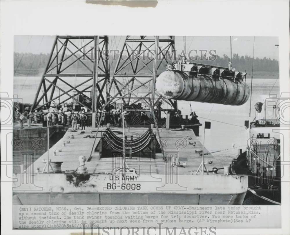 1962 Press Photo Men on dock watch chlorine tank is raised at Mississippi River- Historic Images