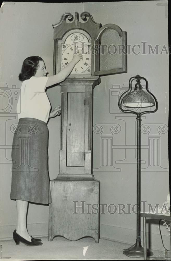 1963 Press Photo Mrs. Wilbur D. Hart Sets Hands of Her Civil War Antique Clock- Historic Images