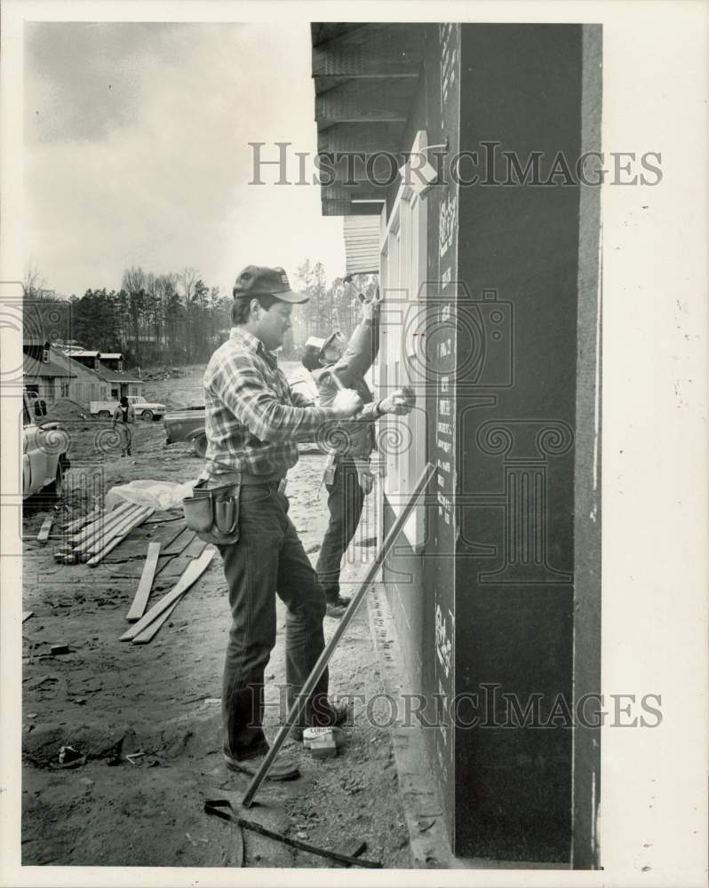 1984 Press Photo Windows being installed at the Oakleaf development in Concord- Historic Images