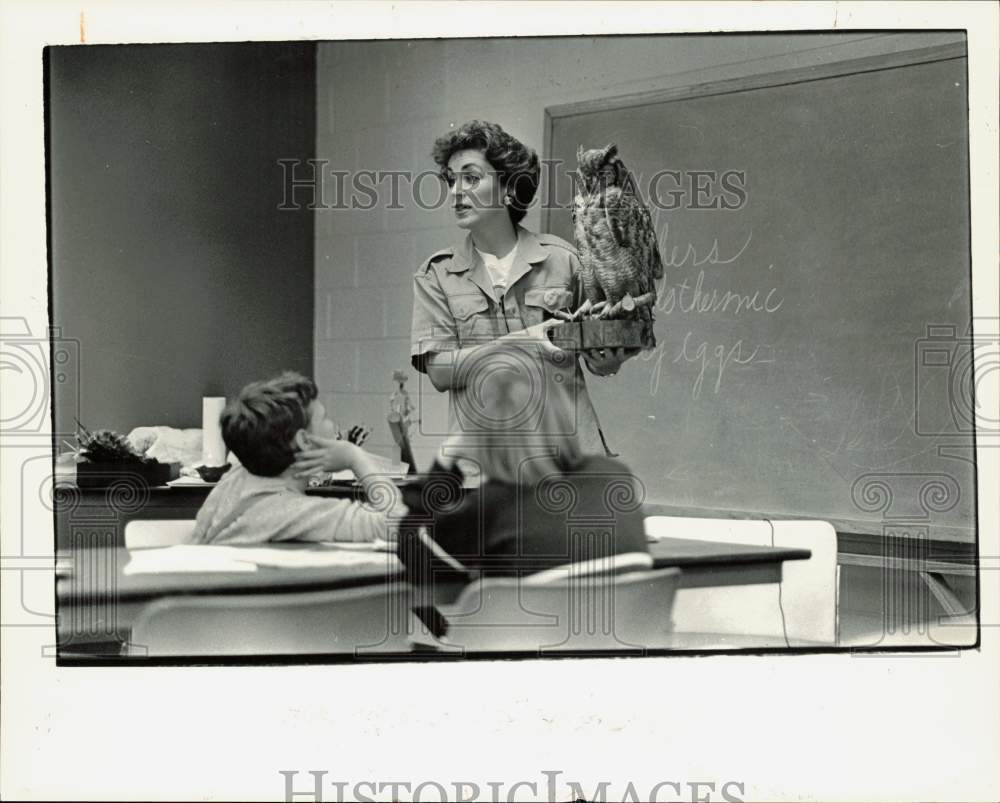 1987 Press Photo Jeannie Wray shows an owl to students at Museum of York County- Historic Images