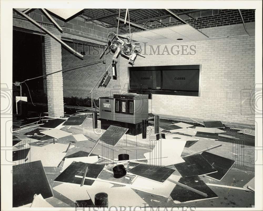 1982 Press Photo The damage a tornado caused at Wachovia Bank, Carmel Commons- Historic Images