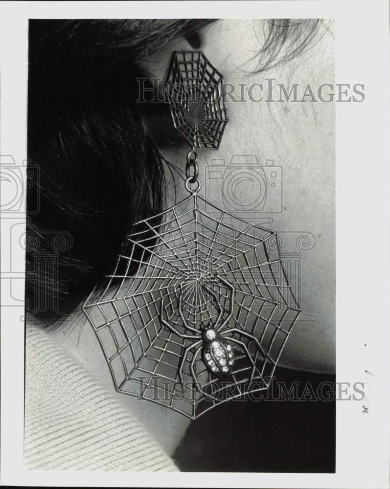 1984 Press Photo Spiderweb Earring - lra26593- Historic Images