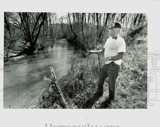 1989 Press Photo Hugh Hoyle standing by the Jacob's Fork River - lra27836- Historic Images