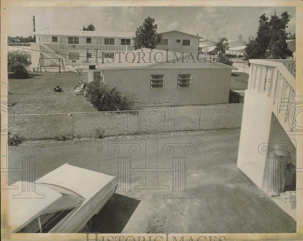 1969 Press Photo 7031 NW 14 Avenue, Hialeah, stuck between two apt. buildings- Historic Images