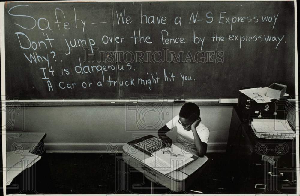 1970 Press Photo School crossing reminders written on classroom blackboard- Historic Images