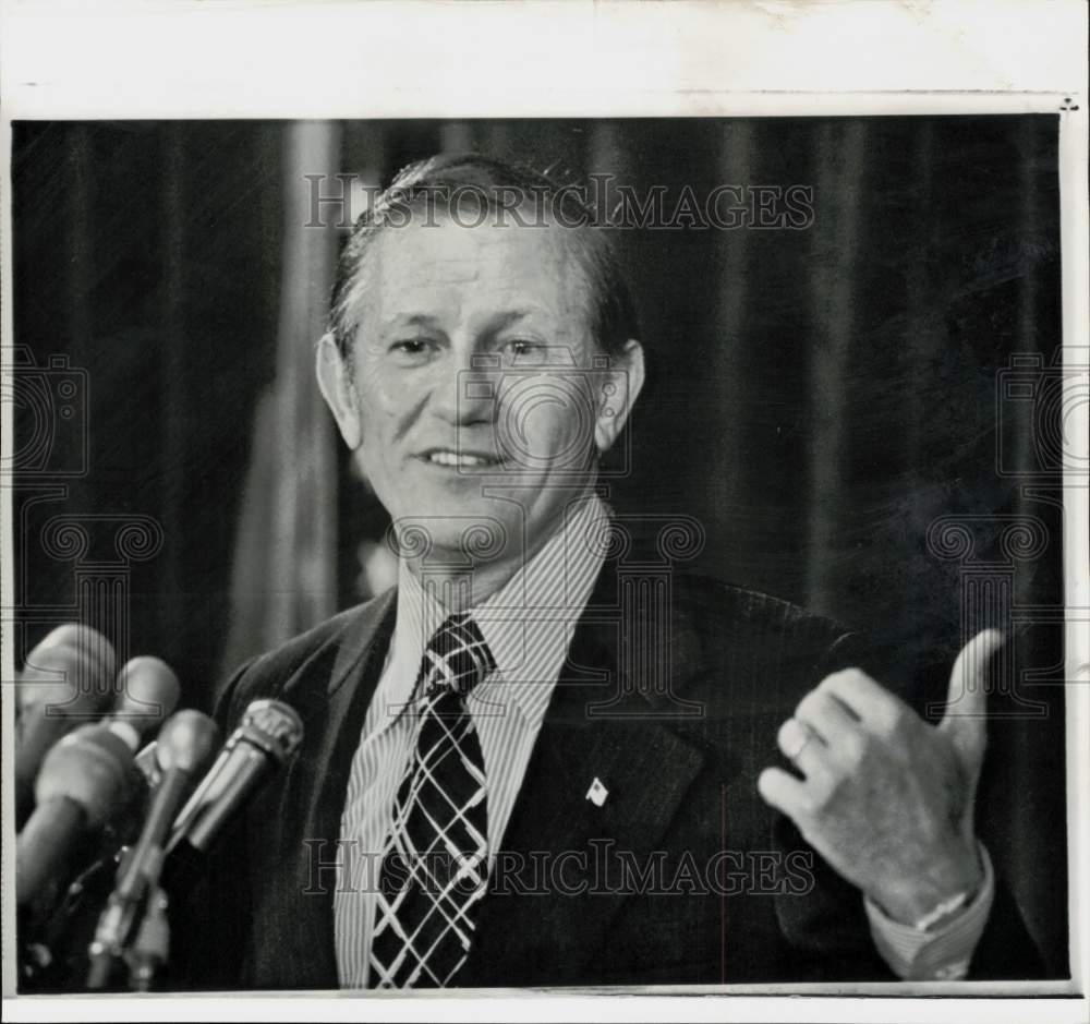 1972 Press Photo John Anthony Volpe speaks at a press conference - lra34482- Historic Images