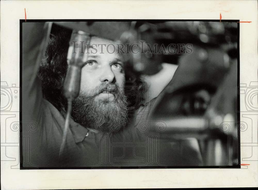 1975 Press Photo Ron Stark removes bolts of a vehicle at Hoff Transmission- Historic Images