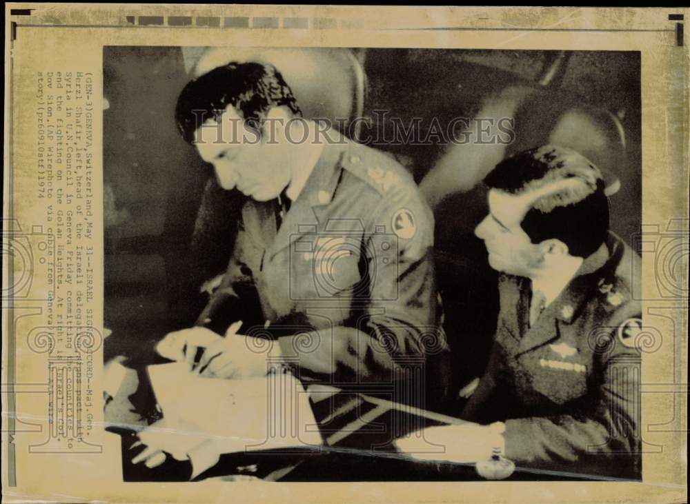1974 Press Photo Major Gen. Herzl Shafir signs pact with Syria in United Nations- Historic Images