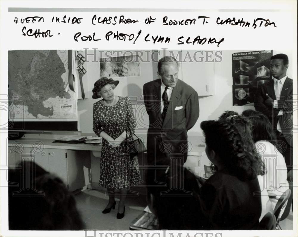 Press Photo Queen Elizabeth inside classroom of Booker T. Washington School- Historic Images