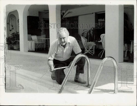 1976 Press Photo Roland B. Anderson of Collier County sits next to a pool- Historic Images