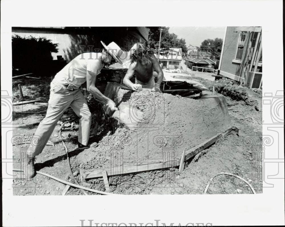 1989 Press Photo Artists work with fresh concrete at Children&#39;s Museum in Kansas- Historic Images