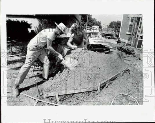 1989 Press Photo Artists work with fresh concrete at Children's Museum in Kansas- Historic Images