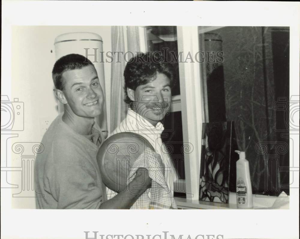 1990 Press Photo Rick Hellriegel and Jim Nalepka before their ordeal at sea- Historic Images