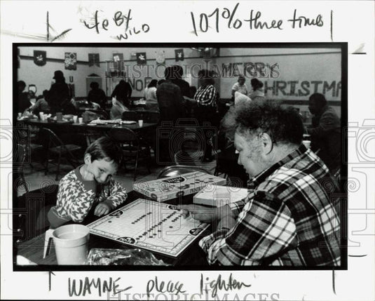 1990 Press Photo Brian Finley and Howard Chudzik play game at Lamb Mabee Center- Historic Images