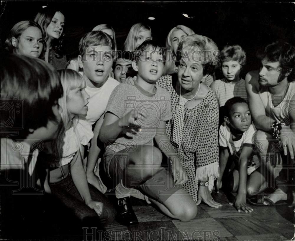 1971 Press Photo Ruth Foreman with kids in Miami film workshop - lra37822- Historic Images