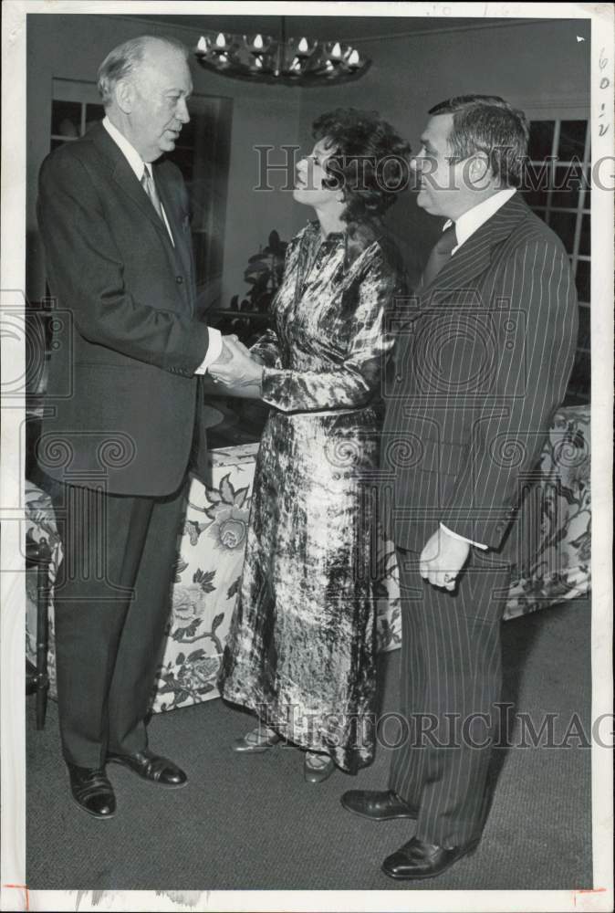 1971 Press Photo W. Douglas Poole and wife greet Gudmundur Gudmundsson at party- Historic Images