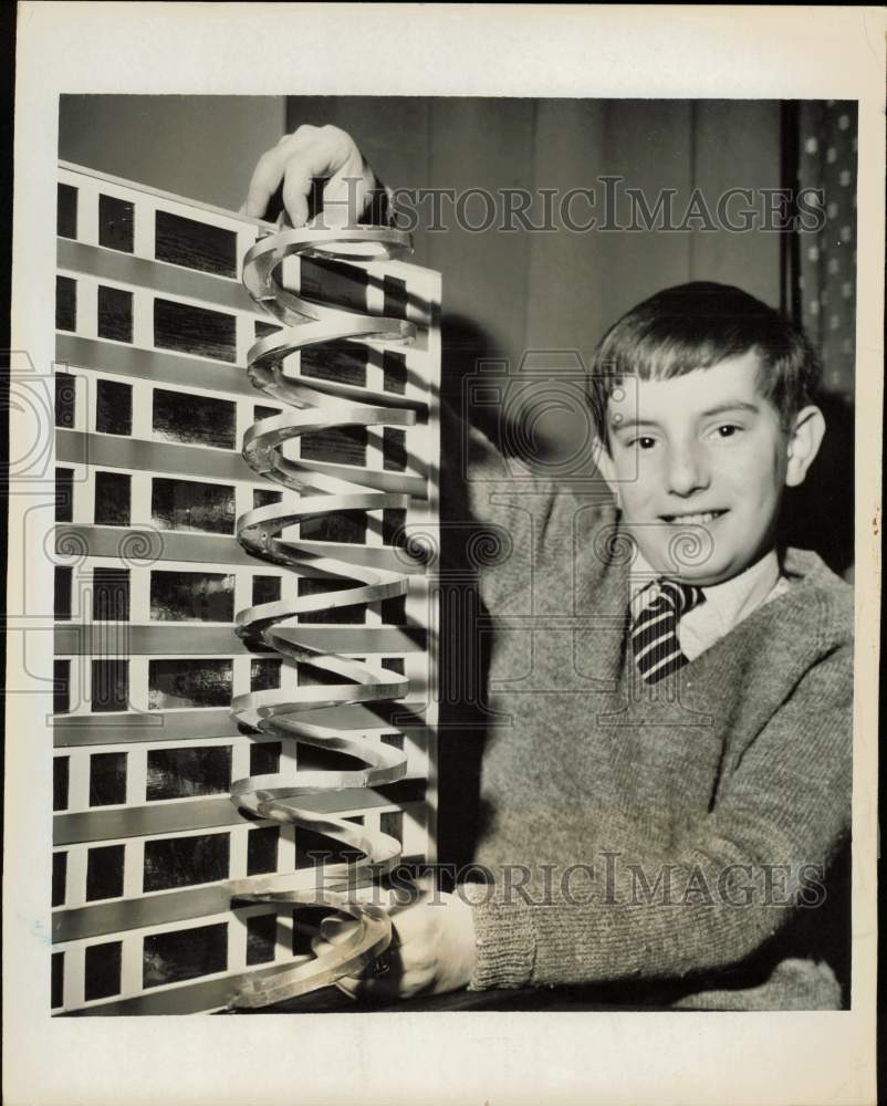 1970 Press Photo Richard Fane holds model of Helter Skelter fire escape, London- Historic Images