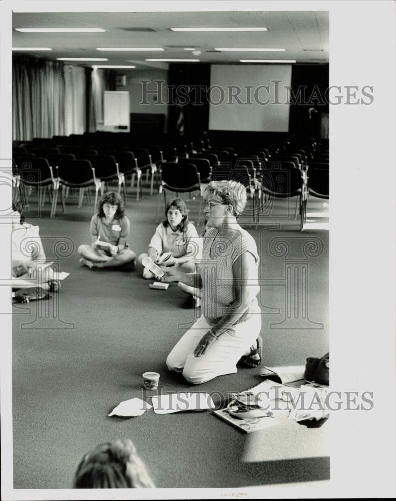 1987 Press Photo Geri Moten teaches babysitting class at Gastonia hospital- Historic Images