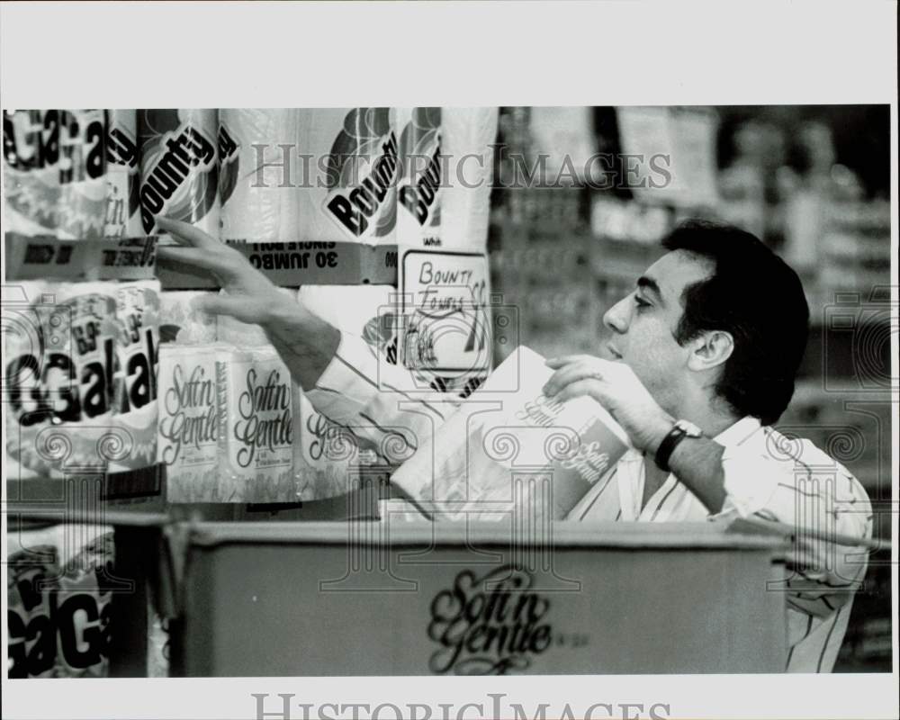 1992 Press Photo Supermarket Plus Pres. Mike Saieh restocking grocery shelves- Historic Images