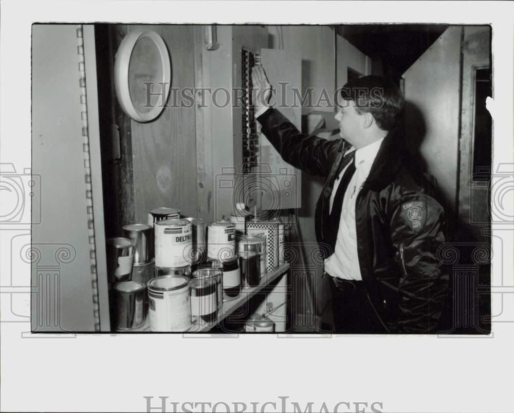 1993 Press Photo Inspector Jim Sells feels circuit breakers for heat in Concord- Historic Images