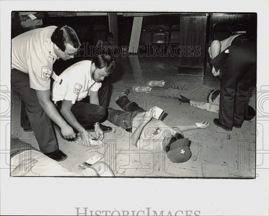 1986 Press Photo Nurses and Boy Scouts at Cabarrus Memorial mock disaster drill- Historic Images