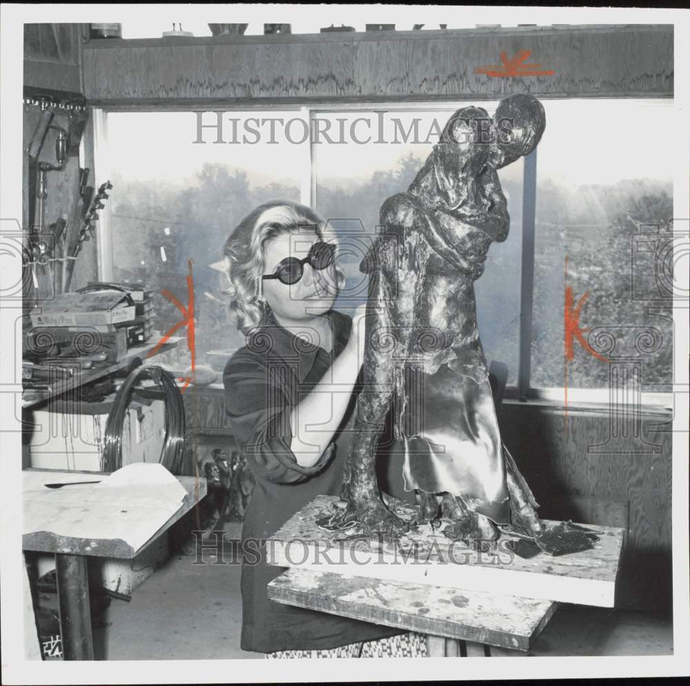 1972 Press Photo Sculptor Carol Israel works on a statue at Tom Brown Studio- Historic Images