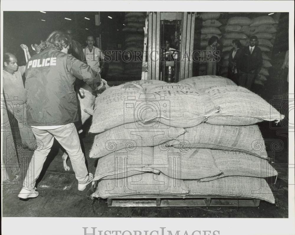 1989 Press Photo Dade police check bags of coffee for drugs at Port Everglades- Historic Images