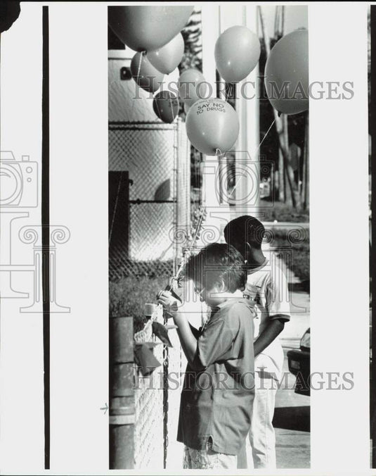 1990 Press Photo South Hialeah Elementary Student Eugene Rodriguez Hangs Balloon- Historic Images