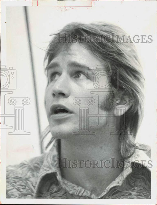 1970 Press Photo Tom Stovall talking to the reporter - lra49539- Historic Images