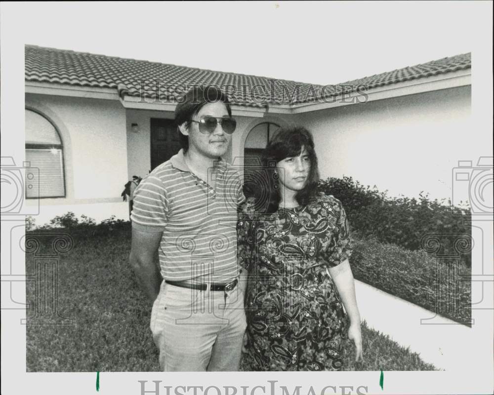 1990 Press Photo Ronald and Millie Lee at her home in Miami, Florida - lra49729- Historic Images