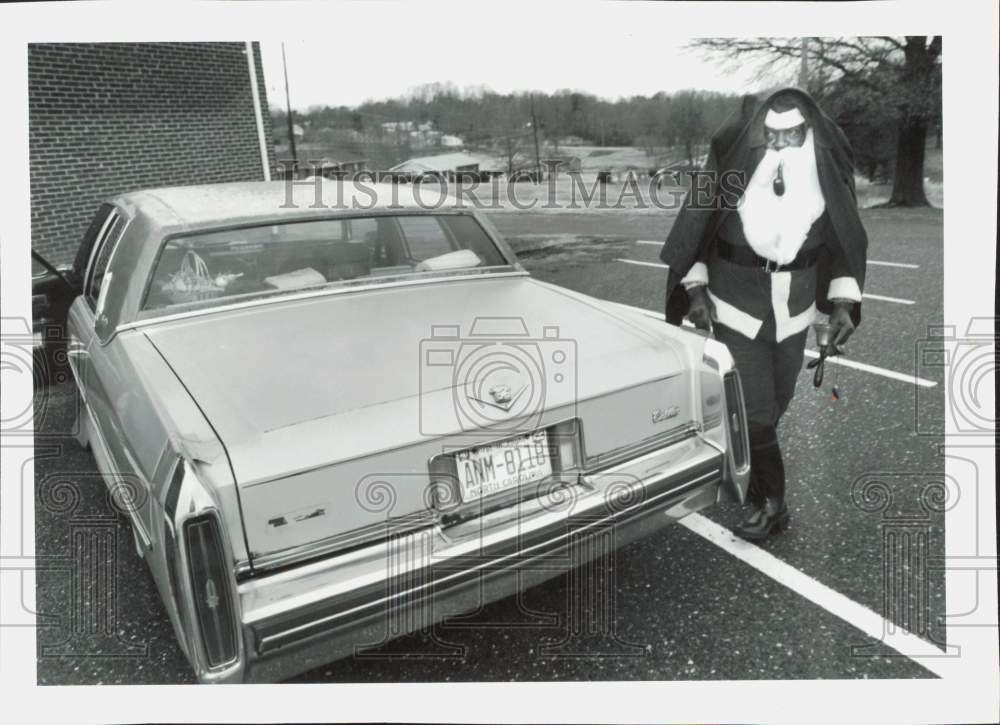 1993 Press Photo Benjamin Woods, as &quot;Santa&quot; outside Bynum AME Zion Church- Historic Images